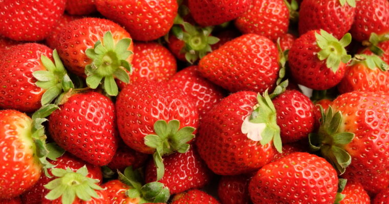 苺のお菓子が始まりました！バレンタインももうすぐ。